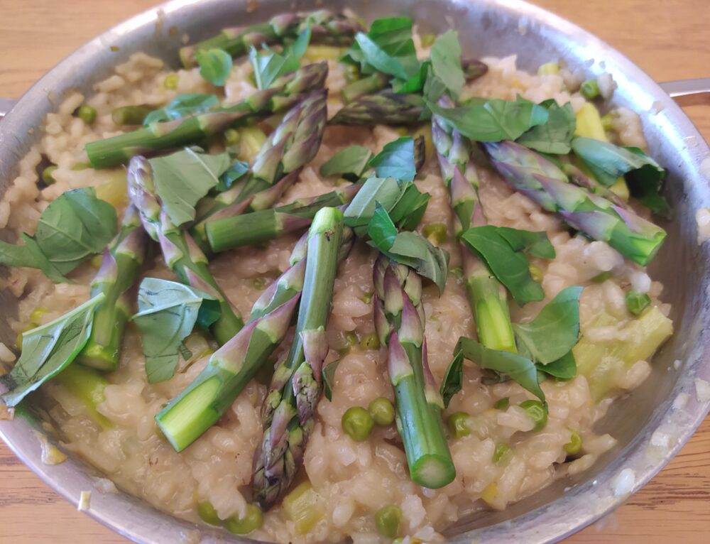 Risotto aux asperges, petits pois et basilic